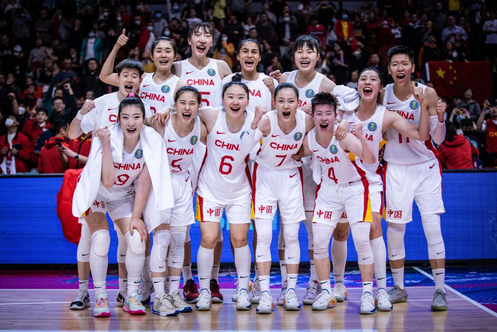 在该组角色海报中，由汪铎饰演的三度王爵漆拉立于光阵之中，行走的姿态好似穿越而来，神情肃穆清冷，相较前作更具王者之气